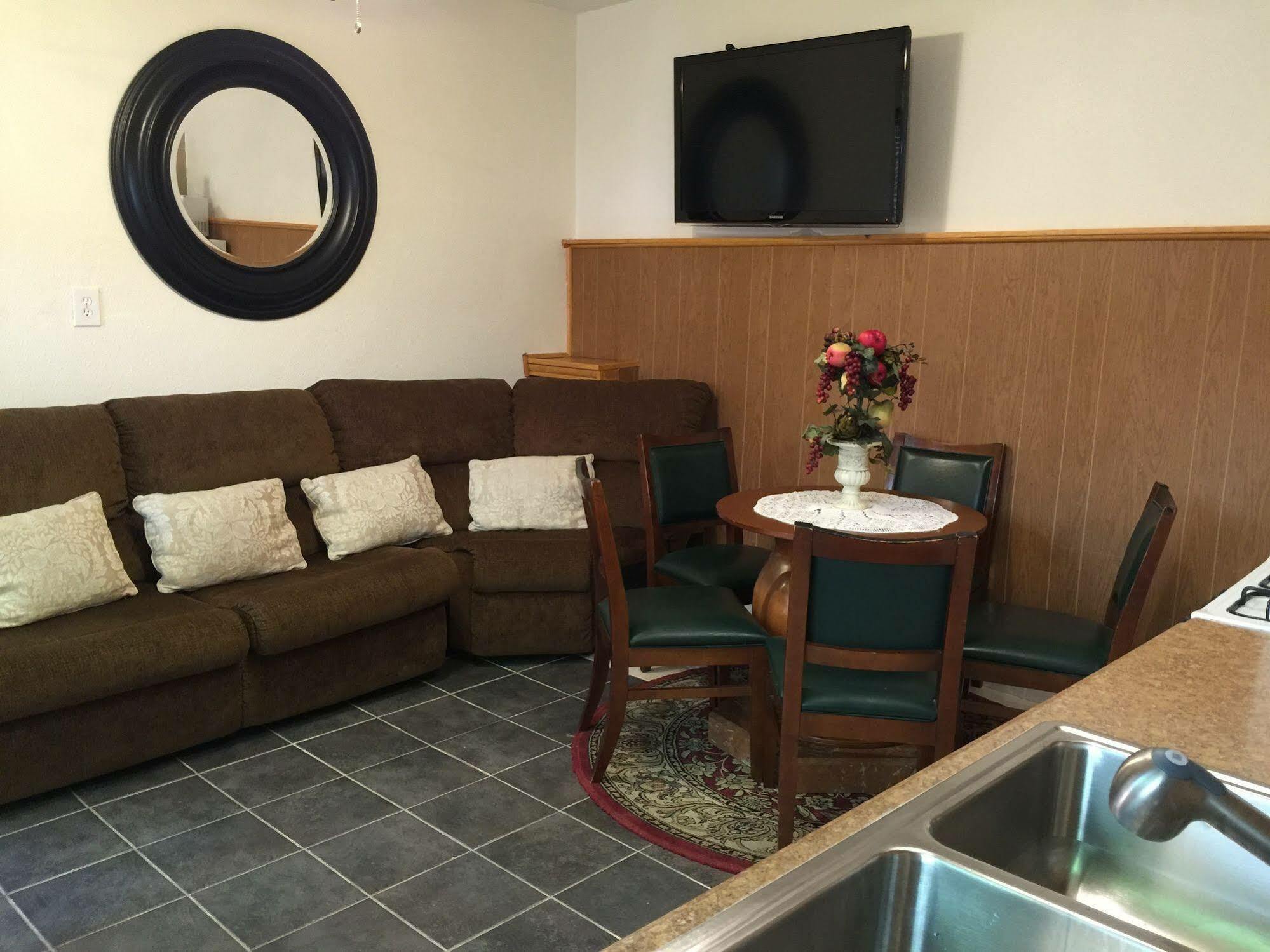 Arrowhead Tree Top Lodge レイク・アローヘッド エクステリア 写真