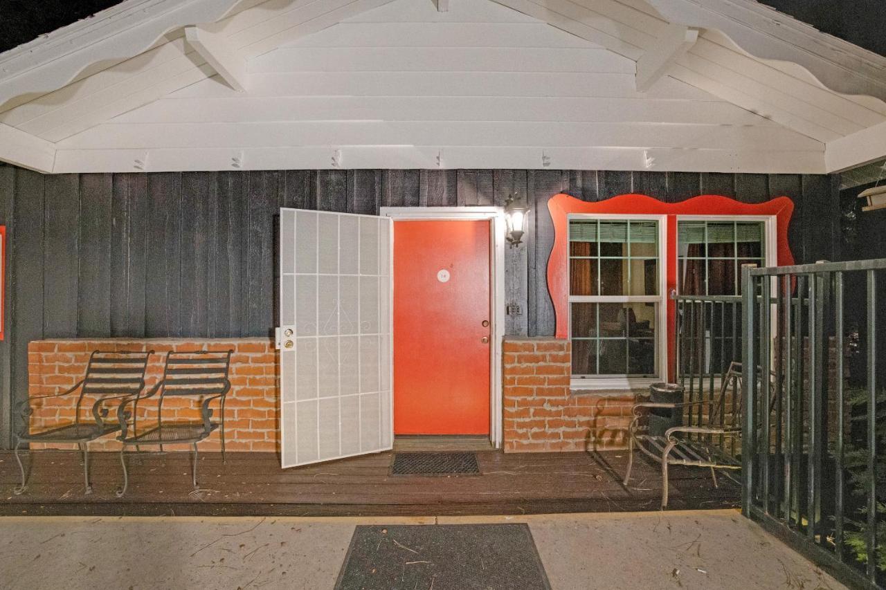 Arrowhead Tree Top Lodge レイク・アローヘッド エクステリア 写真