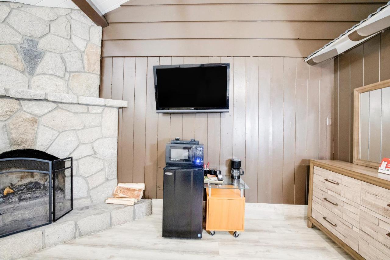 Arrowhead Tree Top Lodge レイク・アローヘッド エクステリア 写真